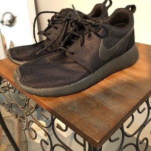 Women’s Nike Roshe. Size 6. Worn once.